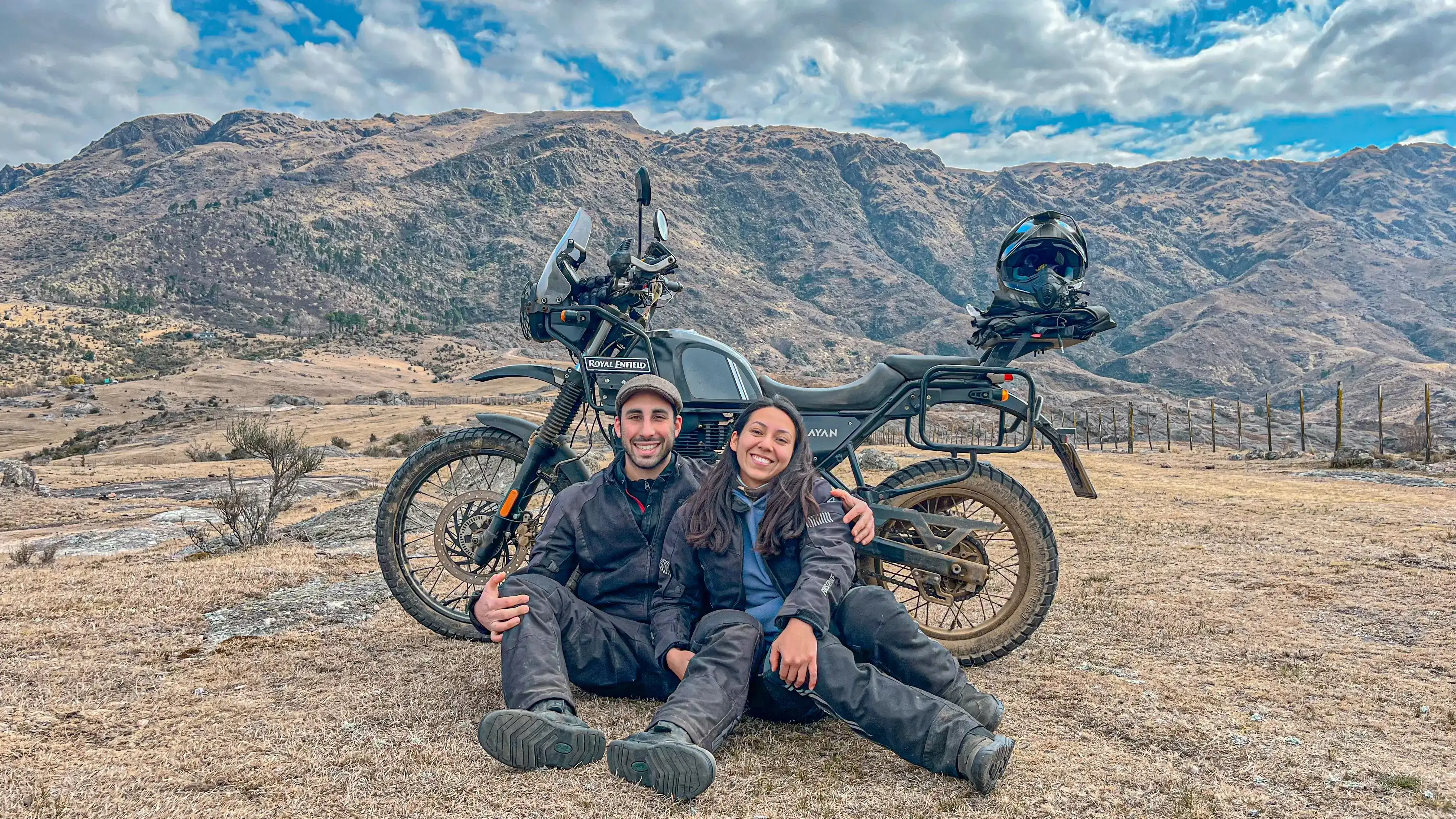 Facundo Perez y Cande con su Royal Enfield Himalayan en las montañas
