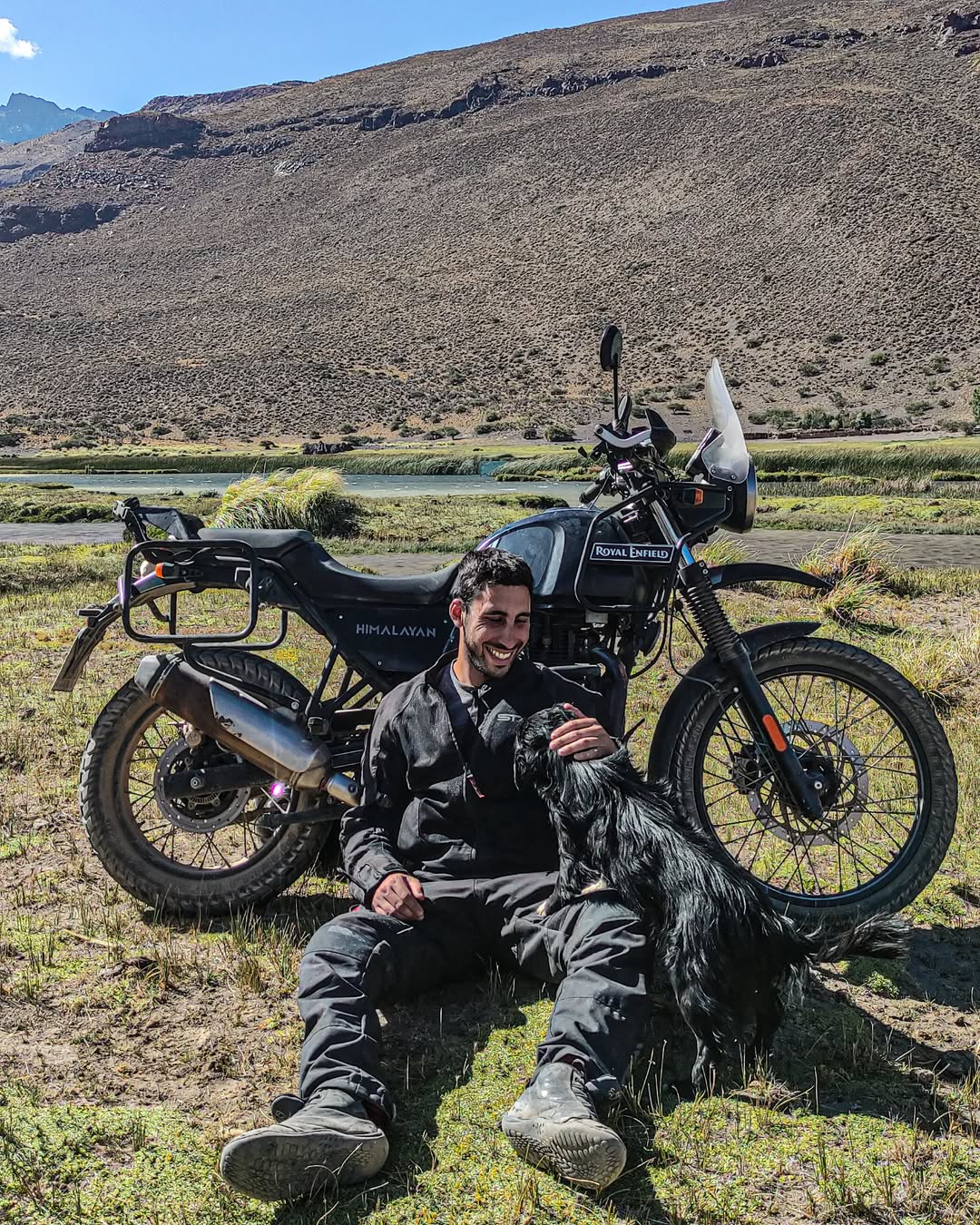 Faqundo Perez con su Royal Enfield Himalayan